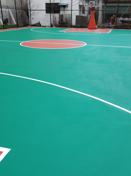 阿勒泰 球场长期使用易出现地面开裂